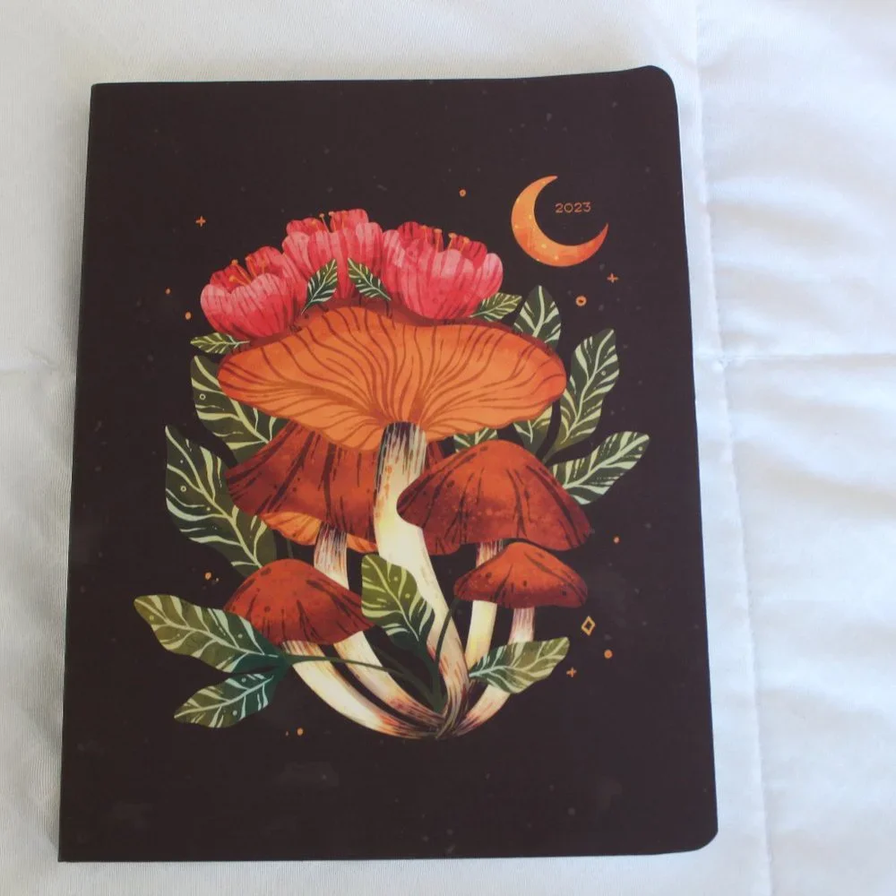 DENIK - 2023 PLANNER MIDNIGHT MUSHROOM LAYFLAT MEDIUM